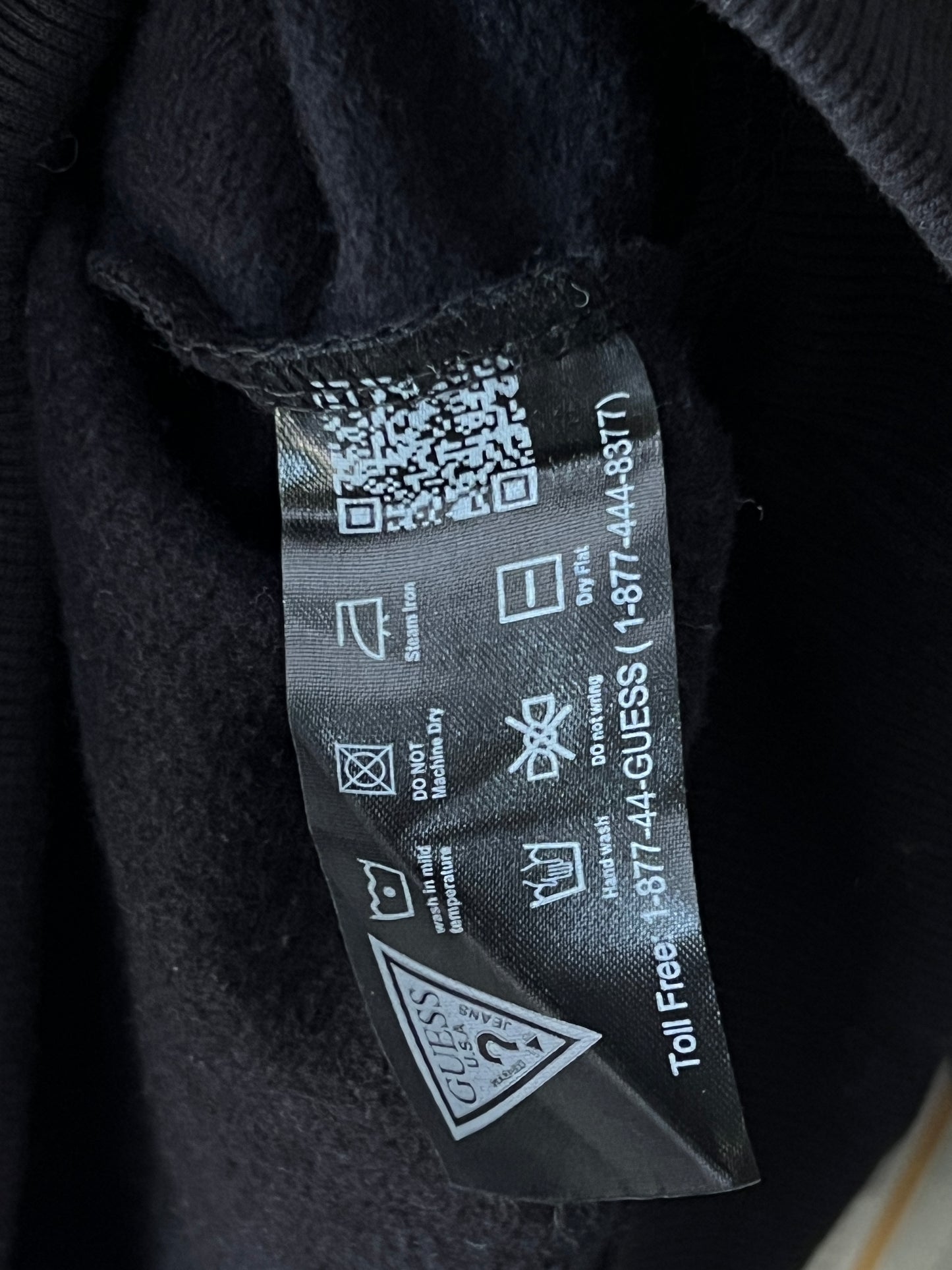 GUESS® Black | Chest 21.5 | Medium | Sweater