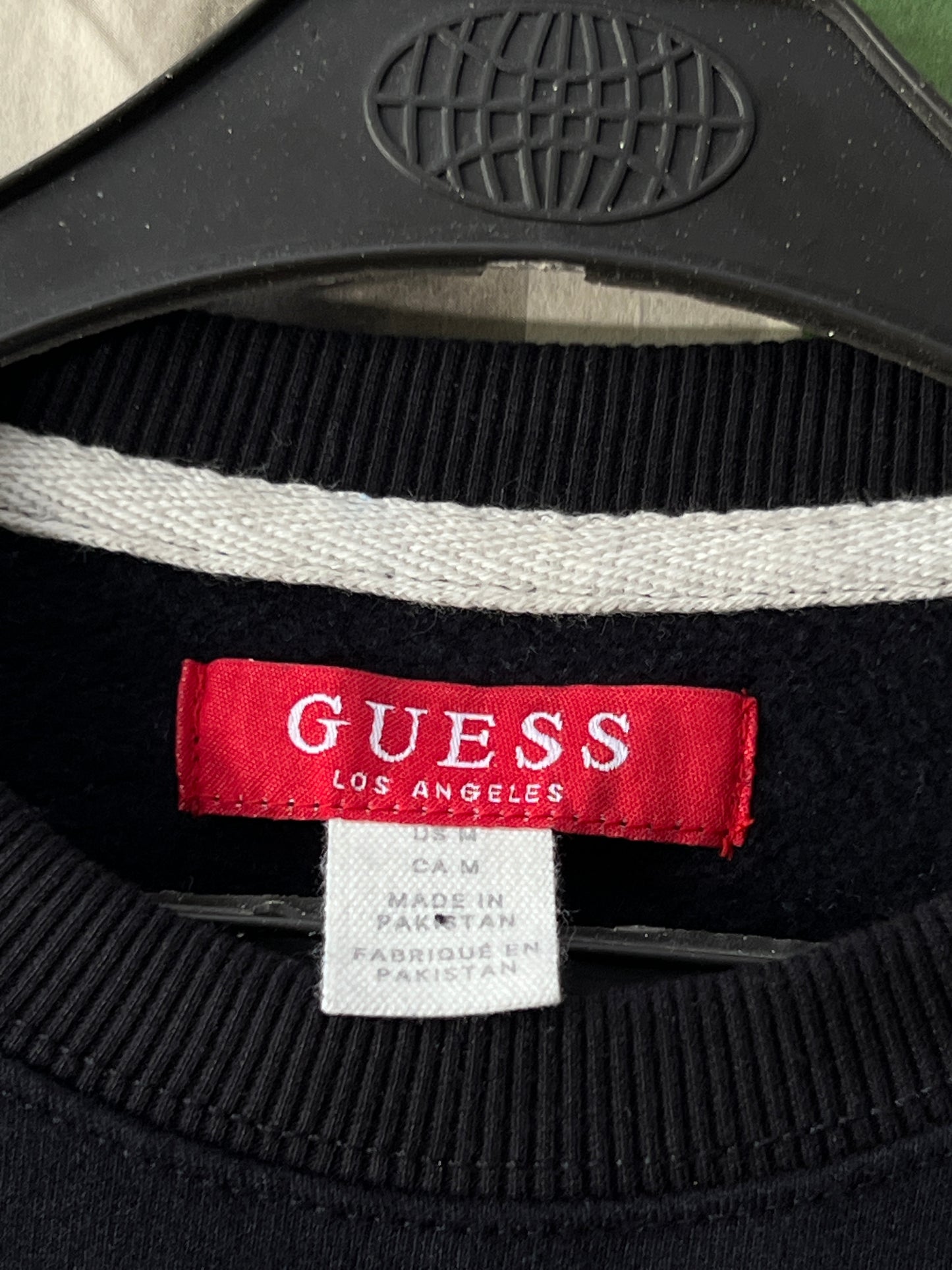 GUESS® Black | Chest 21.5 | Medium | Sweater