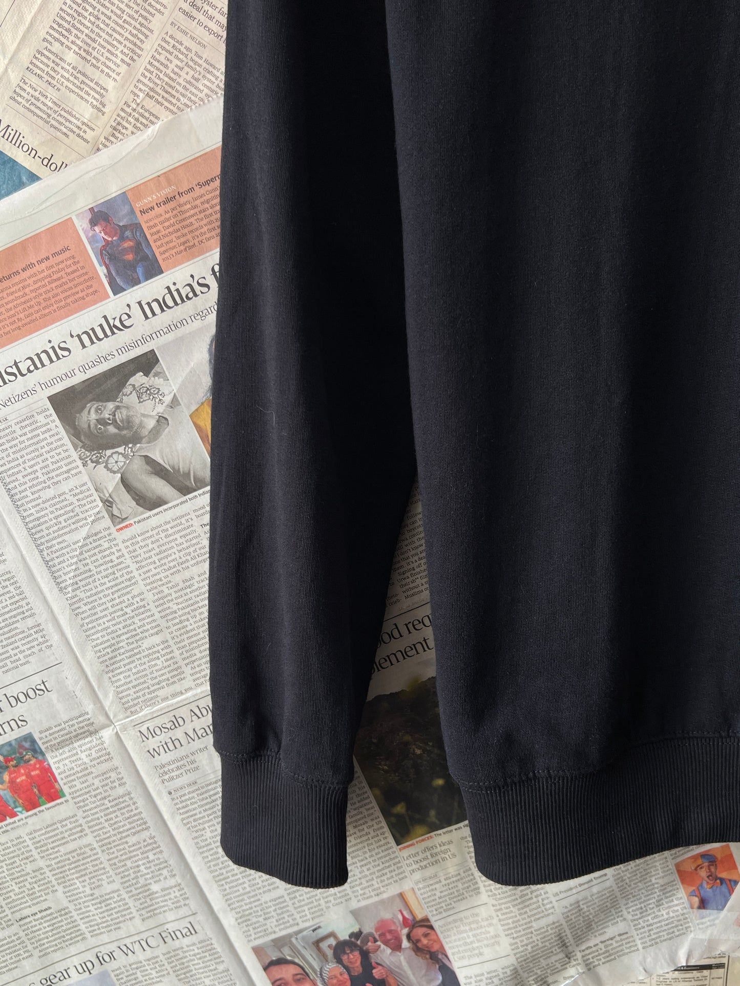 GUESS® Black | Chest 21.5 | Medium | Sweater