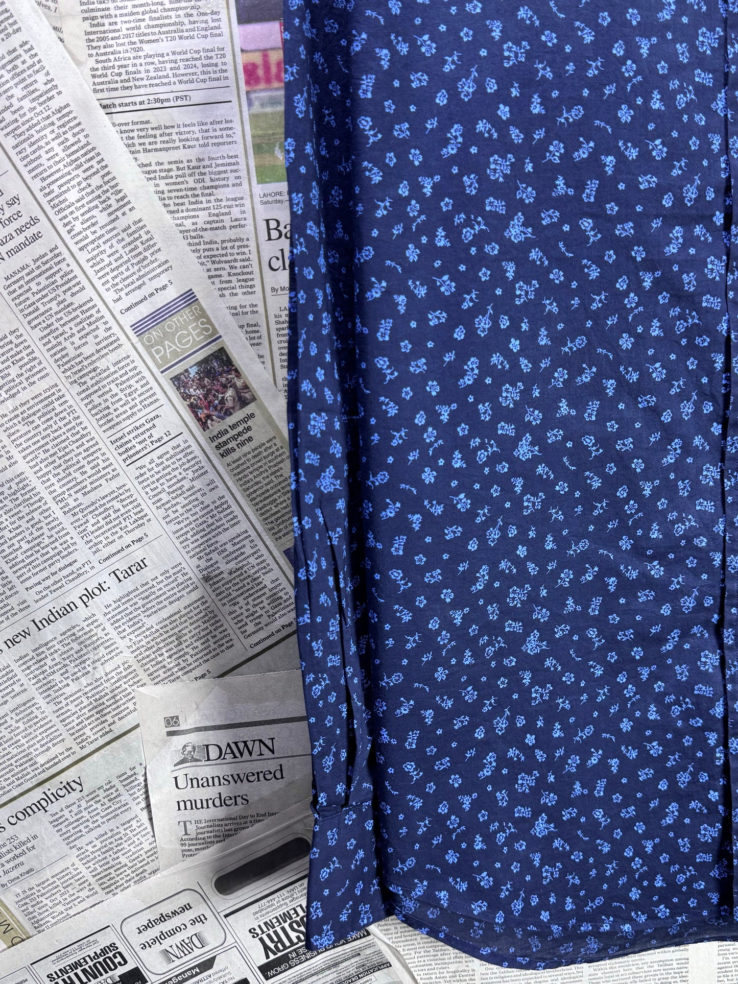 Ralph Lauren® Medium | Chest 22.5" | Navy Blue Floral Pattern | Shirt | Cotton | 3667